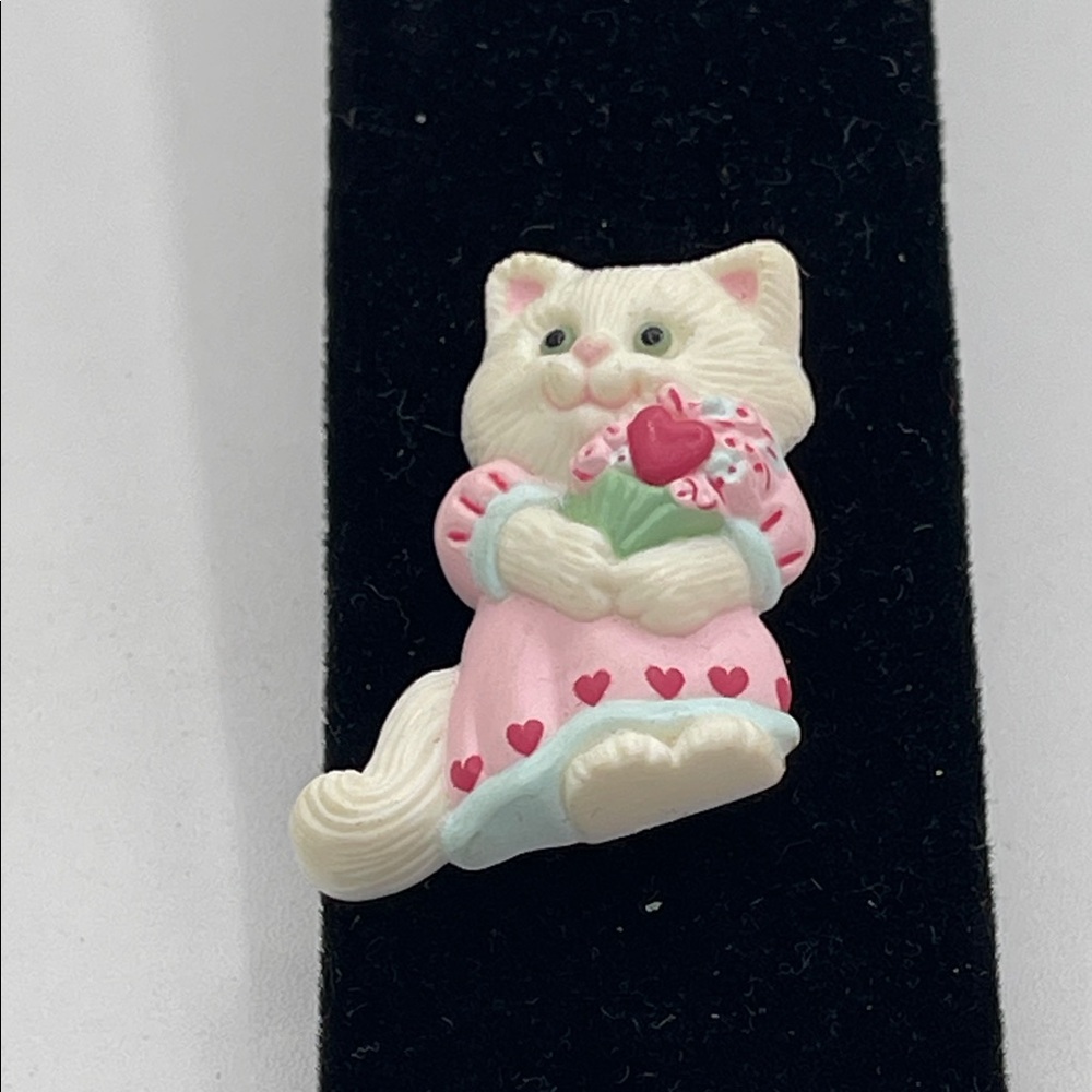 4.7.26-9 Pink Cat Brooch Holding Heart Bouquet - Charming Women's Jewelry